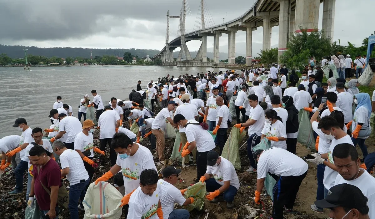Aksi-Zero-Waste-Warriors-PLN-UIW-Maluku-Malut-Bersihkan-8-Ton-Sampah