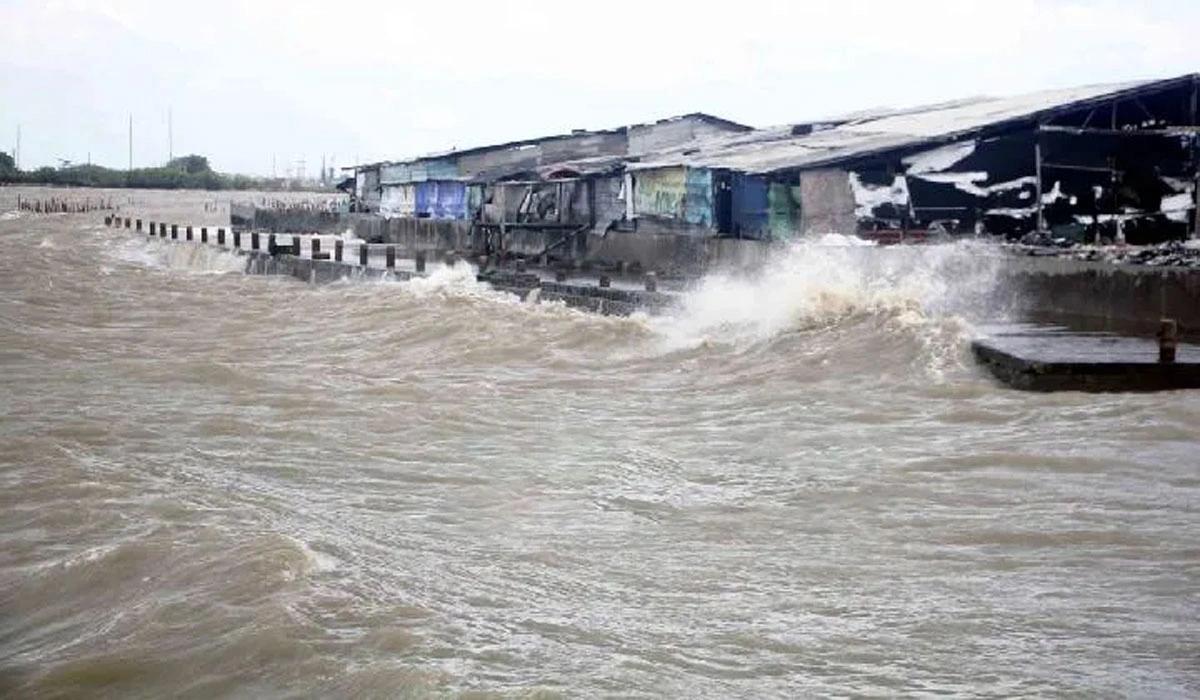 BMKG Ingatkan Masyarakat Tentang Gelombang Tinggi 4 Meter di Maluku