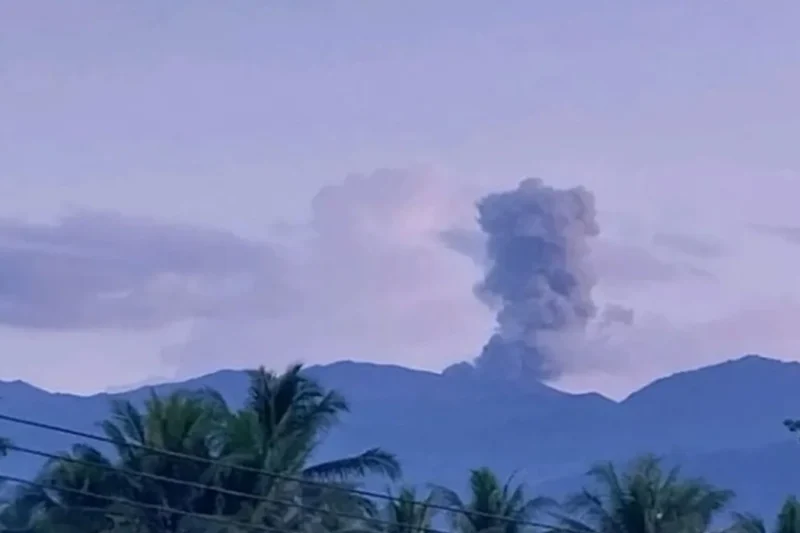 Gunung Dukono di Maluku Utara Erupsi, Abu Vulkanik Tembus 700 Meter