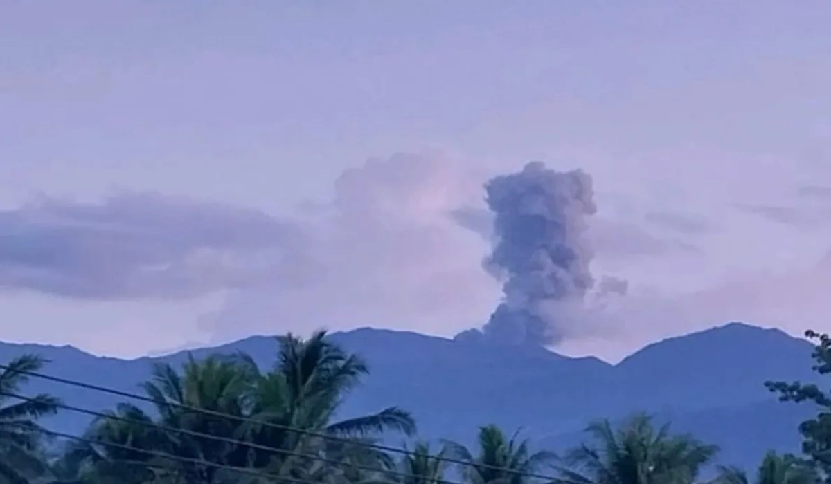 Gunung-Dukono-di-Maluku-Utara-Erupsi,-Abu-Vulkanik-Tembus-700-Meter