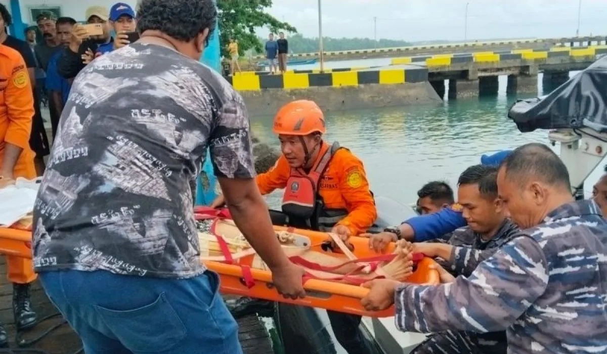 Basarnas-Ternate-Evakuasi-ABK-Vietnam-yang-Terluka-di-Kapal-Kargo