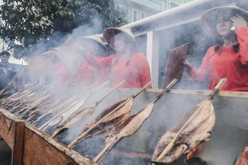 Festival Ikan Fufu Ternate Pecahkan Rekor MURI Pengasapan Terbanyak