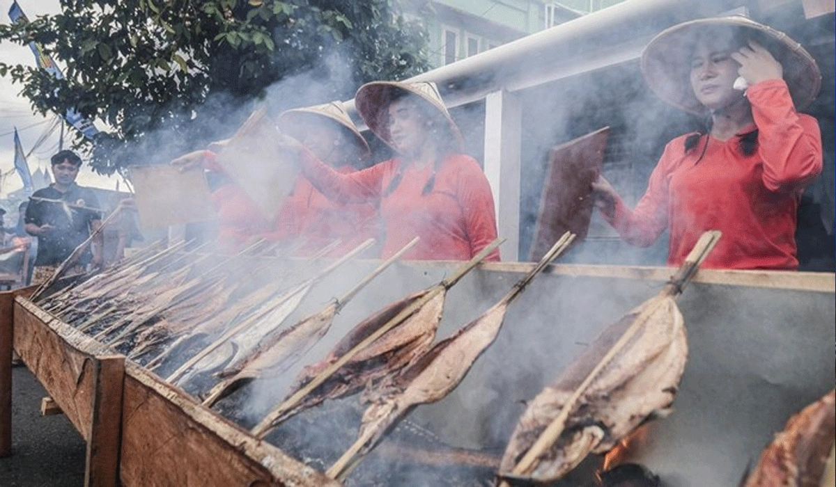 Festival-Ikan-Fufu-Ternate-Pecahkan-Rekor-MURI-Pengasapan-Terbanyak