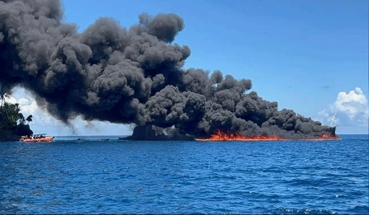 Kapal-Angkut-35-Ton-Minyak-Terbakar-di-Maluku,-Nakhoda-dan-ABK-Selamat