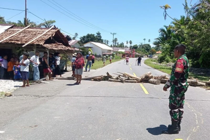 Maluku Geger, Warga Blokade Jalan Usai Rumah Kades Dilempari Massa