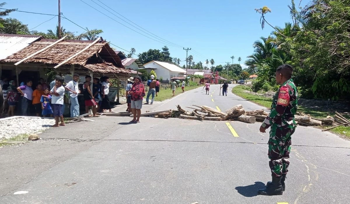 Maluku Geger, Warga Blokade Jalan Usai Rumah Kades Dilempari Massa