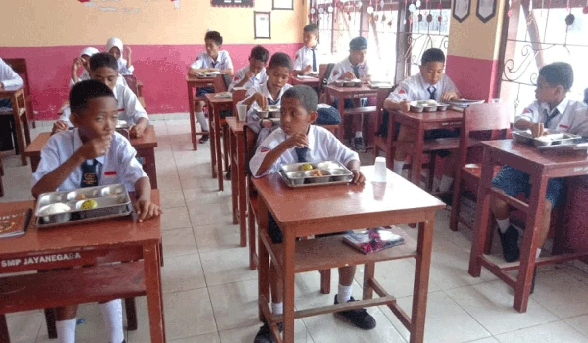 Polda-Maluku-Bagikan-3.465-Makanan-Bergizi-ke-Sekolah-di-Ambon