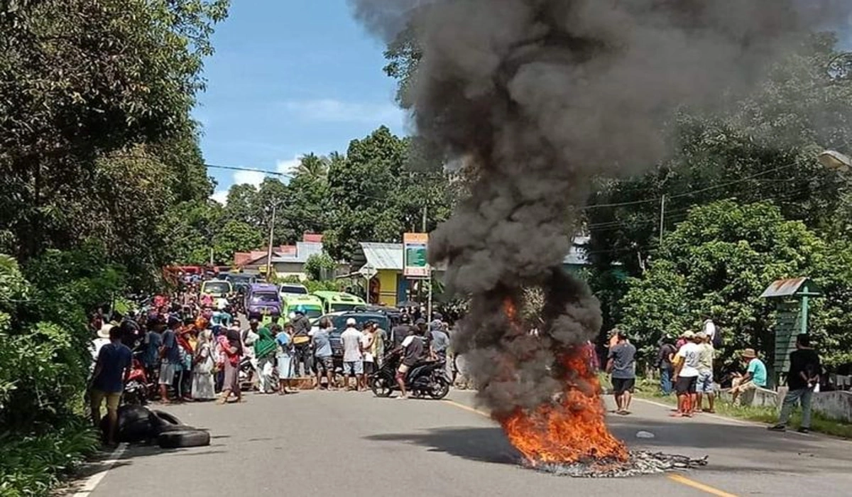 Aksi Massa di Desa, Lemparan ke Kediaman Kades dan Blokade Jalan