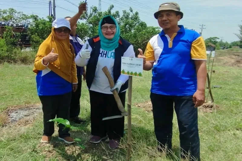 DPR RI dan LKBM Tanam 500 Bibit Pohon Buah, Rembang Semakin Hijau