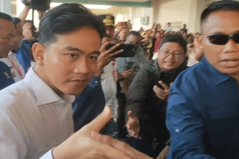 Wapres Gibran Diserbu Pedagang Saat Blusukan di Pasar Mardika Ambon