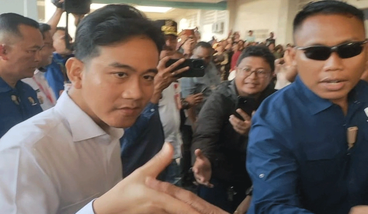 Wapres-Gibran-Diserbu-Pedagang-Saat-Blusukan-di-Pasar-Mardika-Ambon