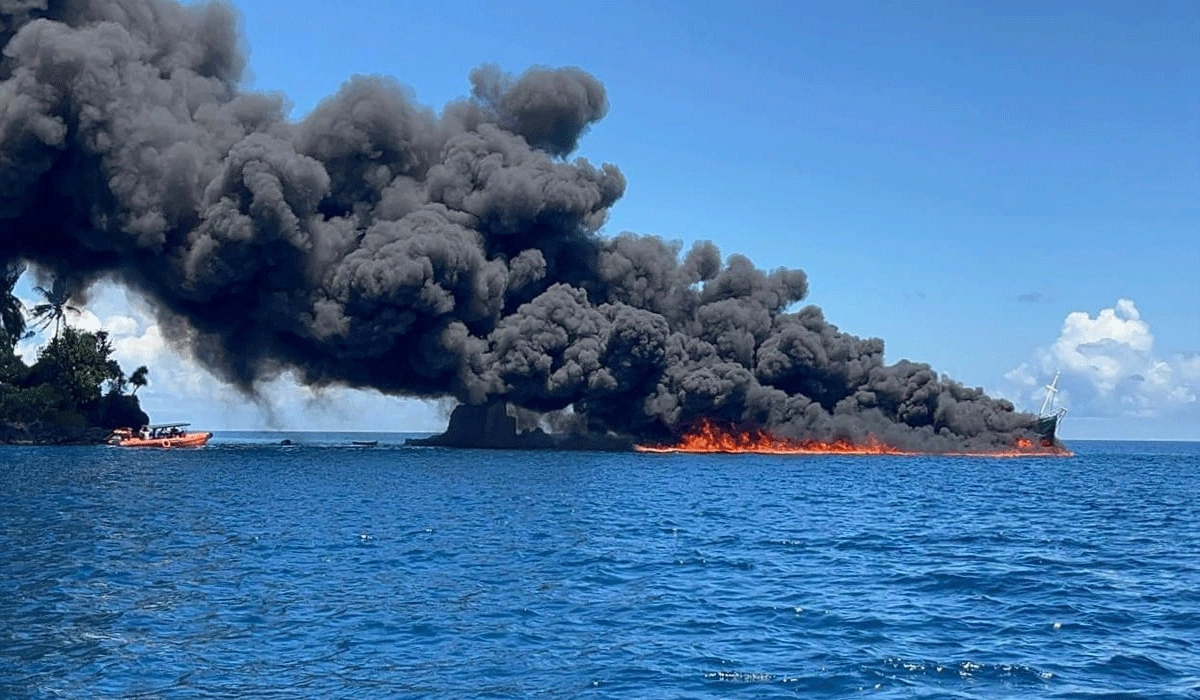 Kapal KM Sarana Perkasa Pengangkut BBM Terbakar Di Perairan Pulau Banda