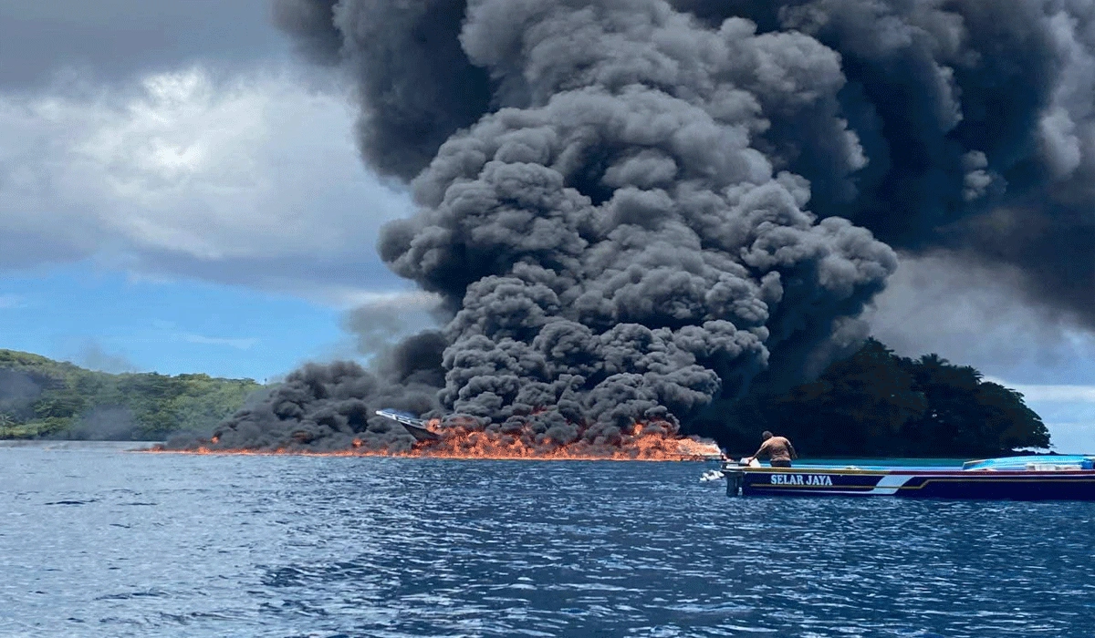 Kapal KM Sarana Perkasa Pengangkut BBM Terbakar Di Perairan Pulau Banda