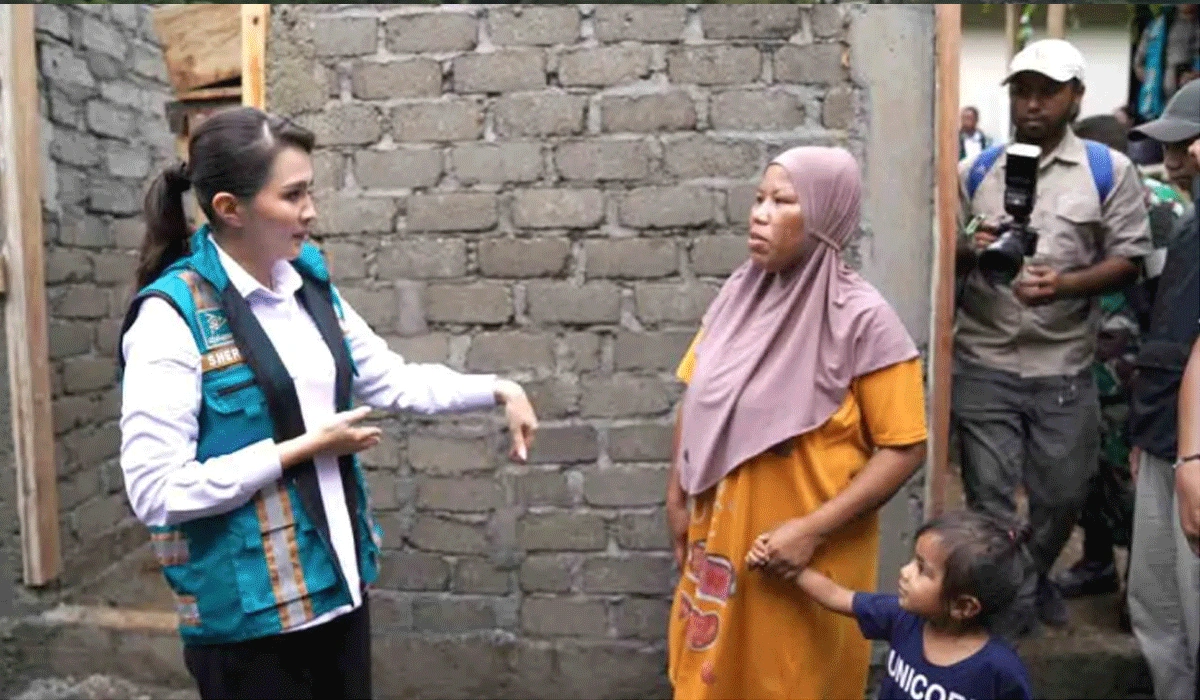 Gubernur Maluku Utara Sherly Tinjau Langsung Perbaikan Rumah Warga Di Ternate