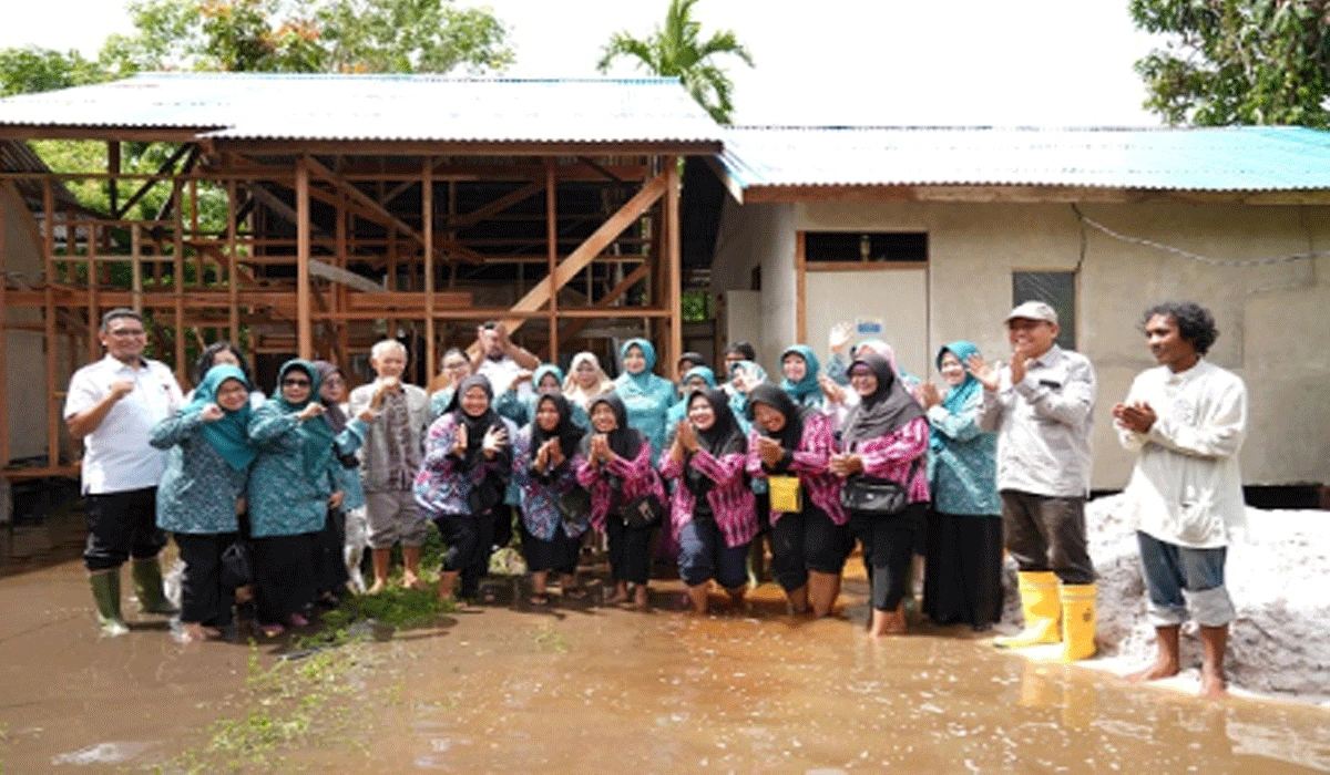 Gubernur Maluku Utara Sherly Tinjau Langsung Perbaikan Rumah Warga Di Ternate