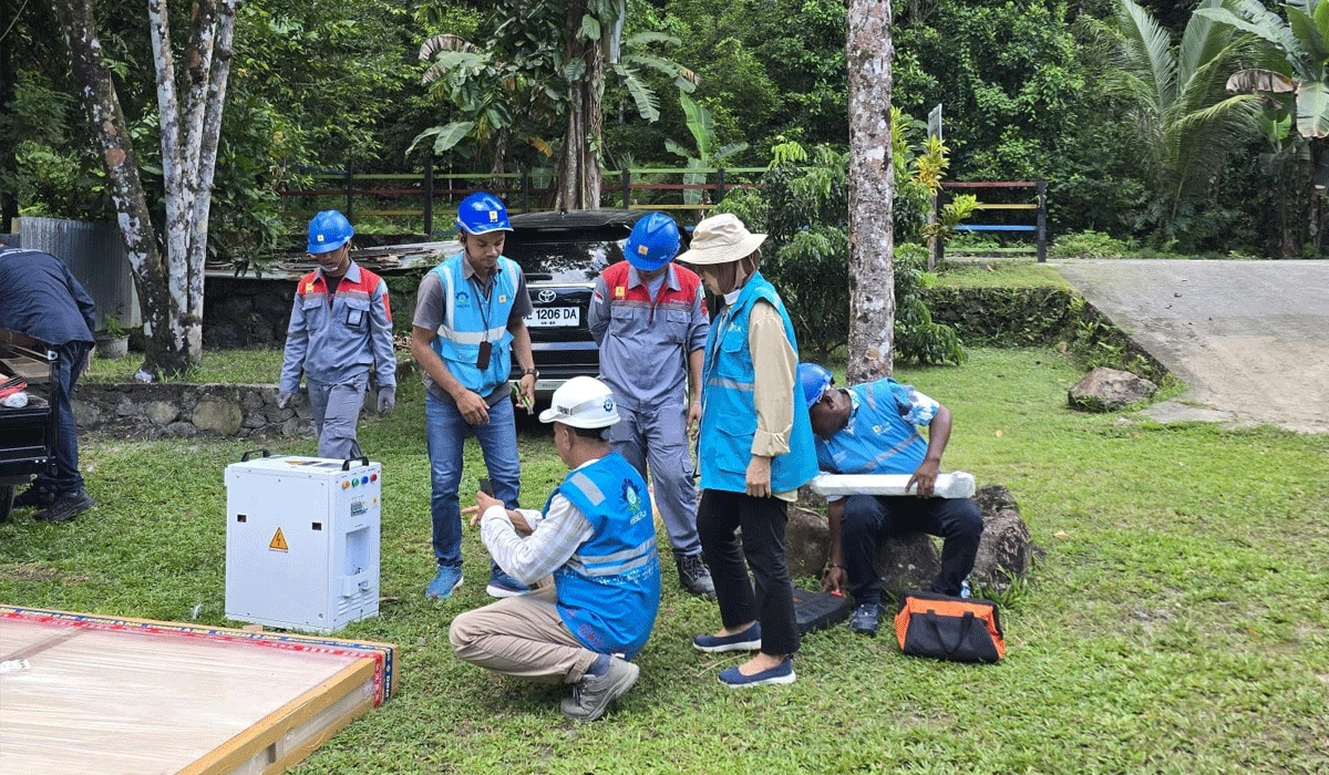 Kolaborasi-Tim-PLN-Dalam-Pemasangan-SuperSUN